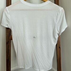 ALO YOGA white short sleeve shirt